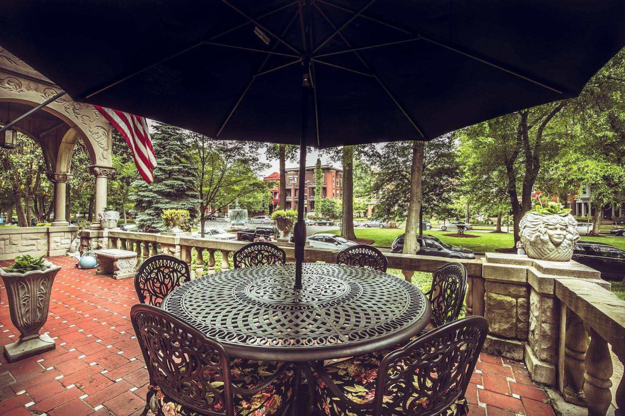 Inn At St James Court ลุยส์วิลล์ ภายนอก รูปภาพ